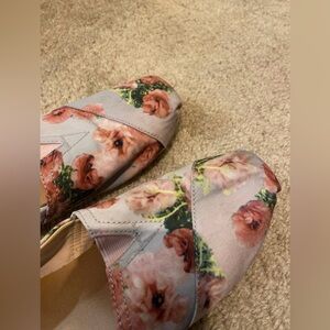 Floral TOMS size 9